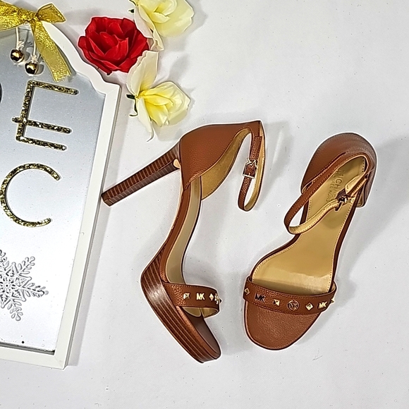 Michael Kors Platform Tumbled Faux Leather Size 7 M NEW - Picture 1 of 8